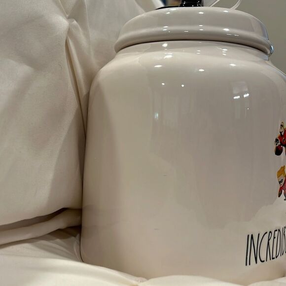 Rae Dunn Disney Pixar The Incredibles Large Cookie Jar “Incredible Mom” NWT - Picture 6 of 8